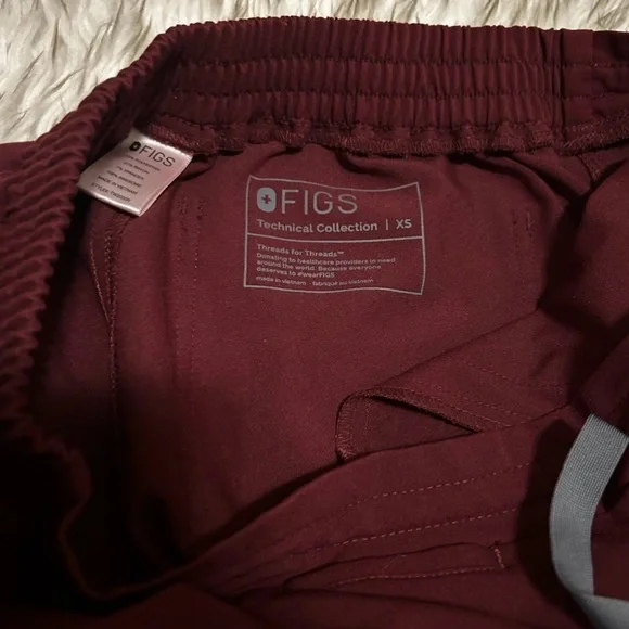 Figs burgundy scrub set - Picture 4 of 7